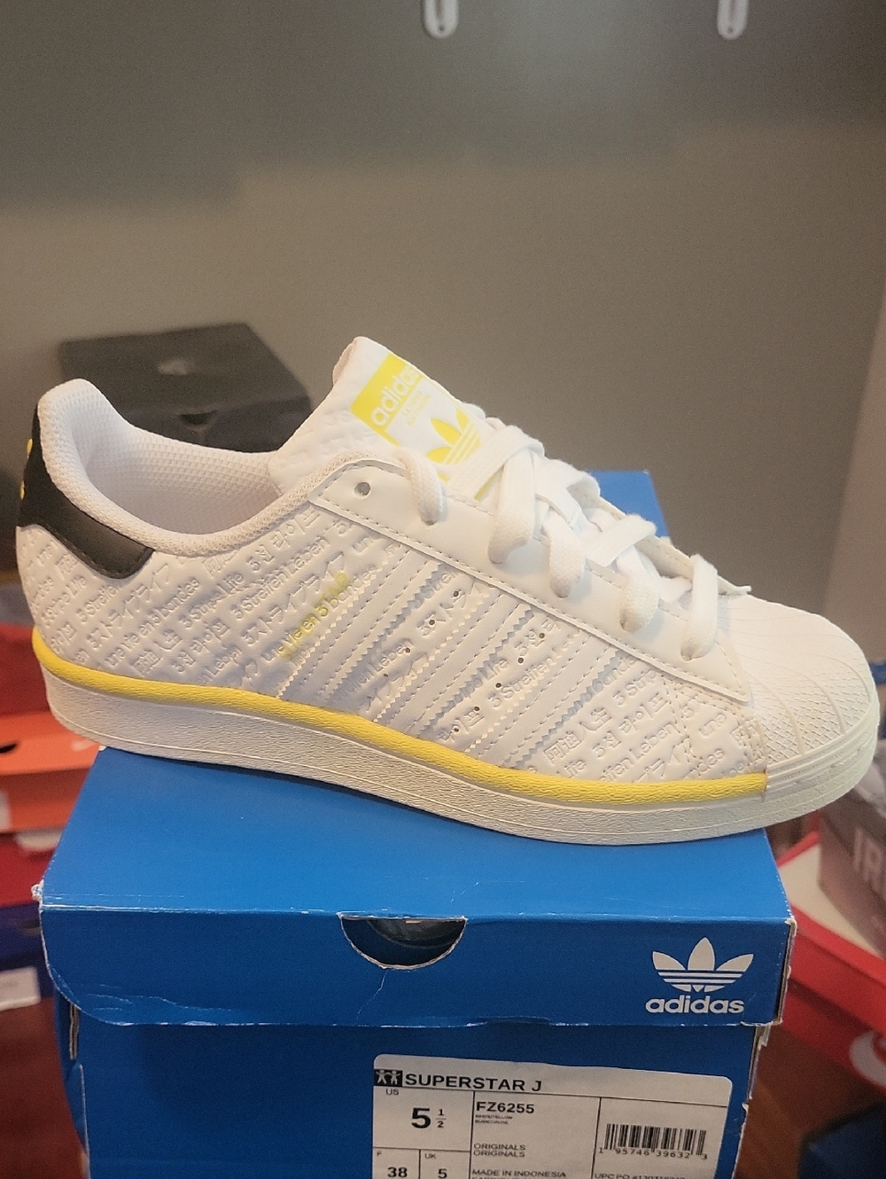 adidas White & Yellow Superstar J Sneakers Youth Sizes Medium New Inbox